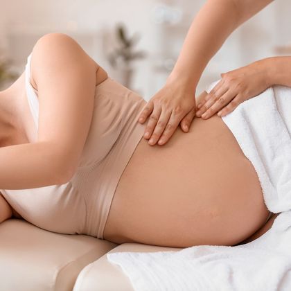 Eine schwangere Frau bekommt in einem Spa eine Massage.