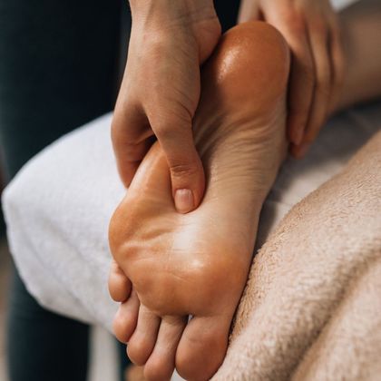 Eine Person bekommt in einem Spa eine Fußmassage.