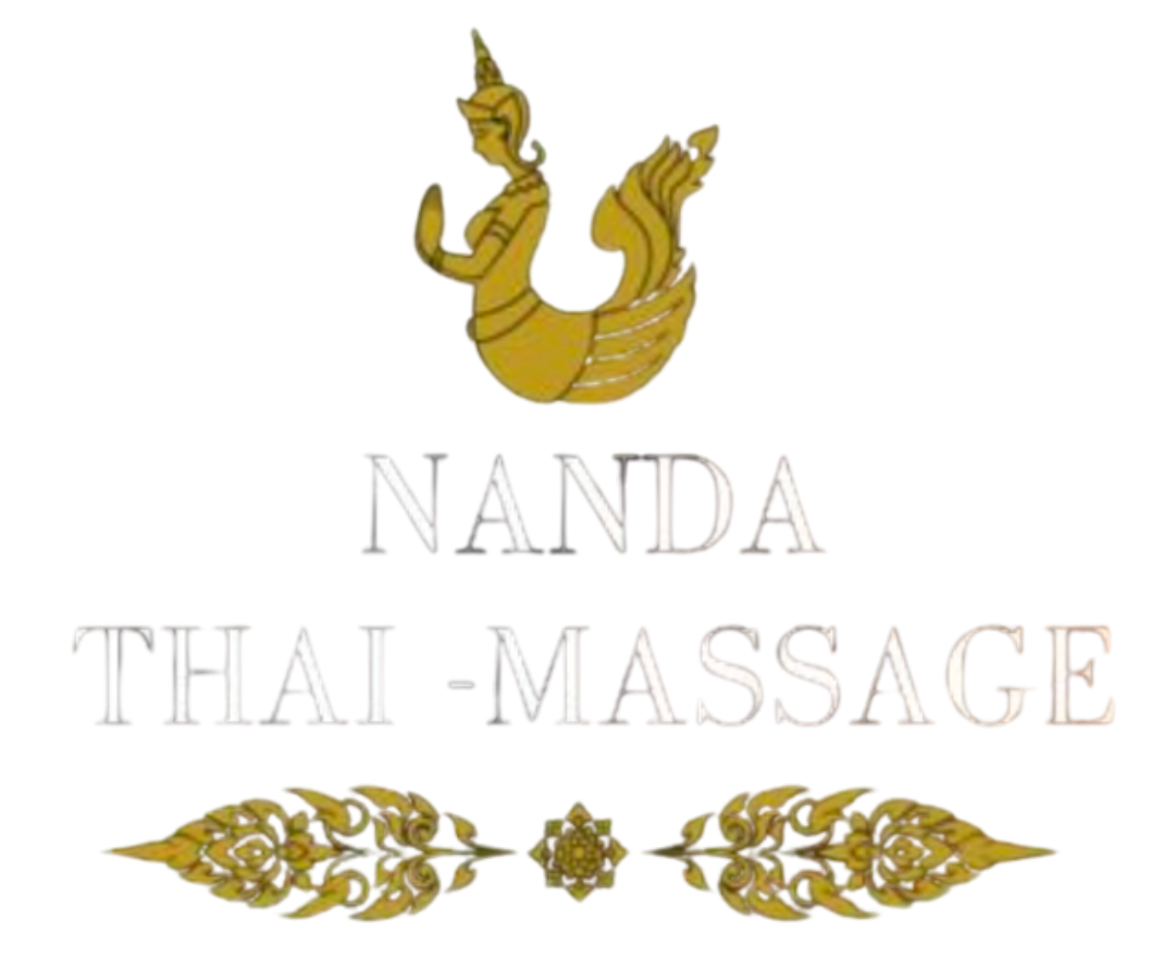Ein gold-weißes Logo für Nanda Thai Massage