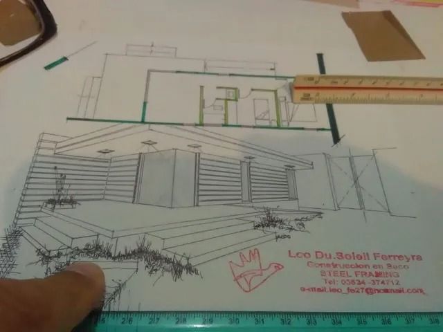Boceto arquitectónico de la fachada de un edificio y unos escalones, con una mano sosteniendo una regla sobre el dibujo.