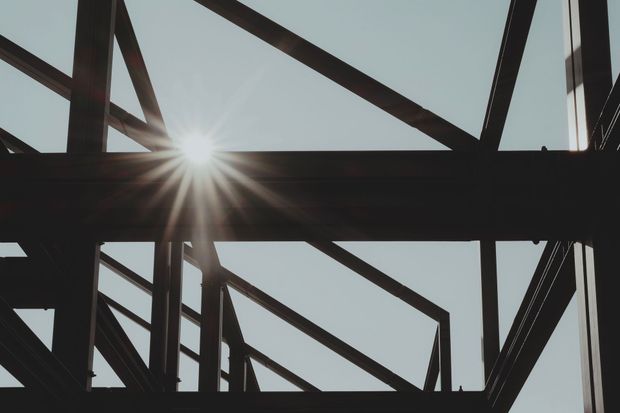 Equipo montando estructura de steel framing