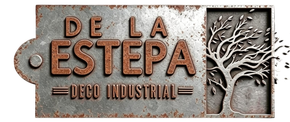 Letrero rústico de metal con las inscripciones “DE LA ESTEPA” y “DECO INDUSTRIAL” y un relieve de árbol.