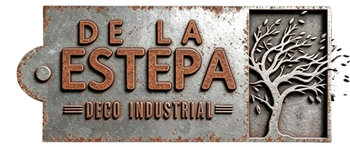 Letrero rústico de metal con las inscripciones “DE LA ESTEPA” y “DECO INDUSTRIAL” y un relieve de árbol blanco.