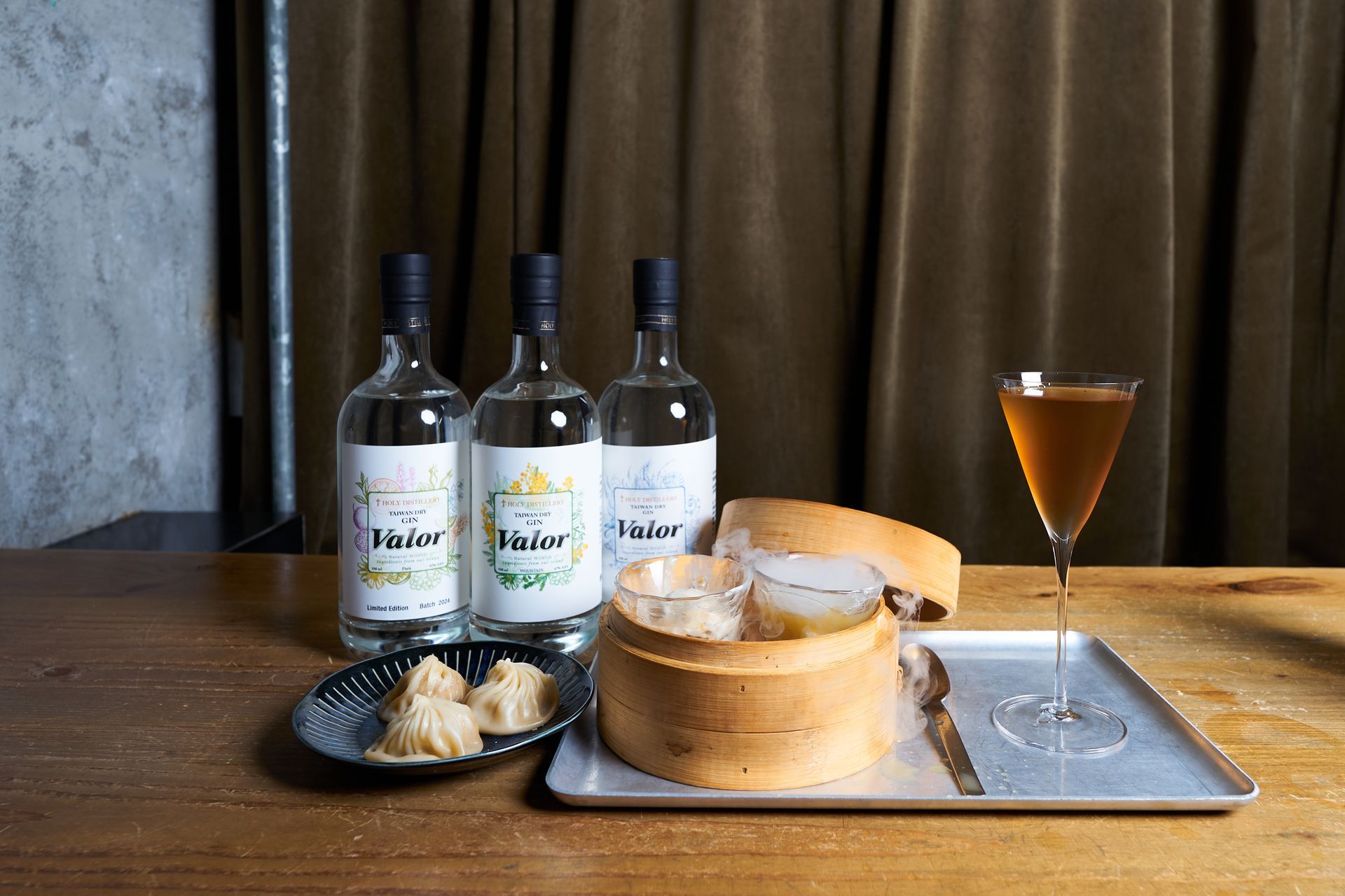 勇氣琴酒挑戰賽中的創意調酒作品,將 Valor Gin 與鼎泰豐小籠包進行餐酒搭配,展現年輕調酒師的風味創新