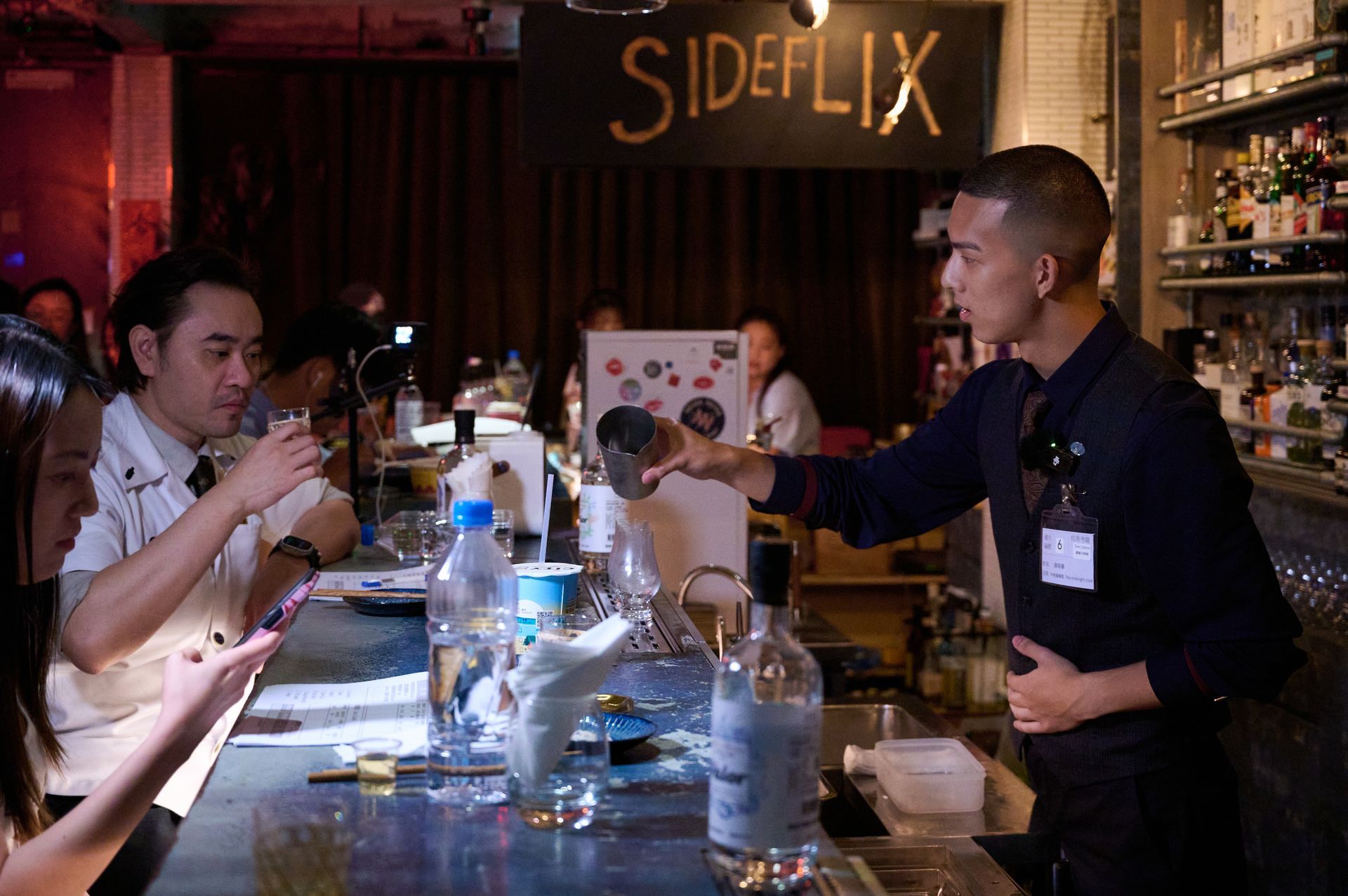 2025 勇氣琴酒挑戰賽(Valor Gin Challenge)年度冠軍得主薛琮熹決賽現場。冠軍職人專注展現現代 風味設計與精湛調酒工藝,榮耀呈現年度冠軍作品〈飛回昨天〉風味細節花絮。