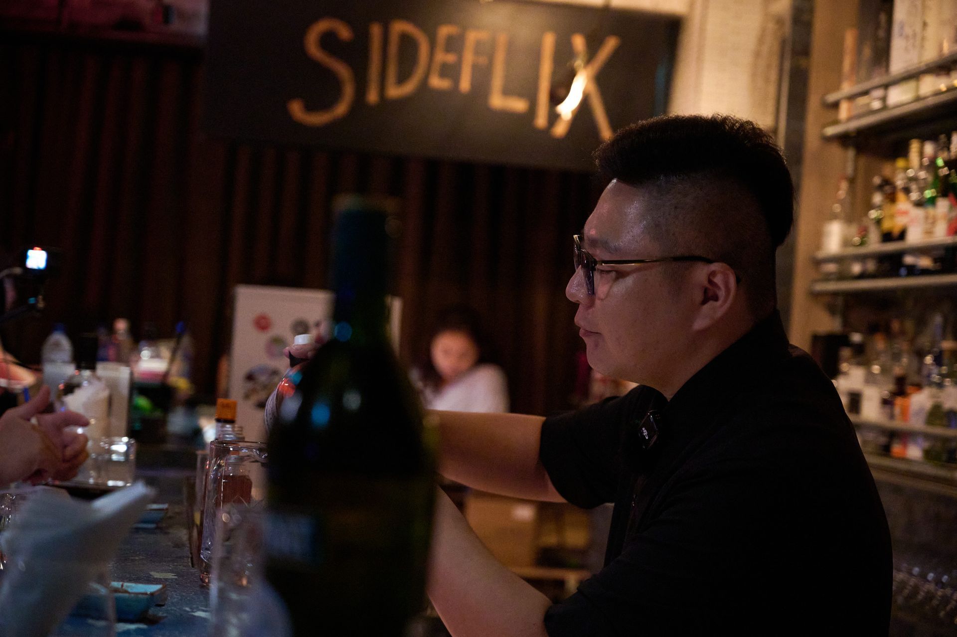 "2025 勇氣琴酒挑戰賽(Valor Gin Challenge)"頂尖調酒師決賽現場。職人專注展現現代 Mixology 風味設計與精湛調酒工藝花絮。