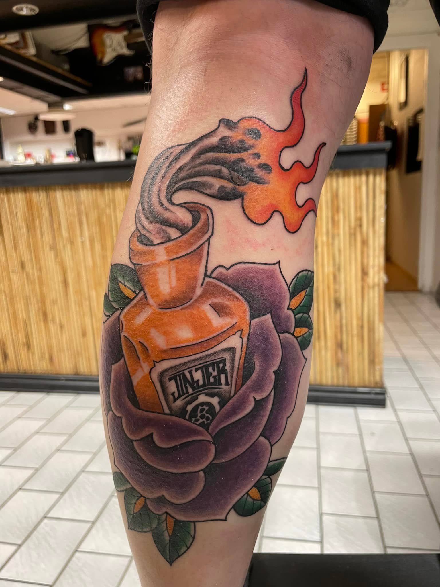 Tradisjonell tatovering av flaske med etiketten 