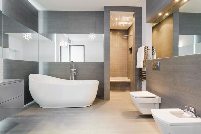 a bathroom with a bathtub , toilet and bidet .