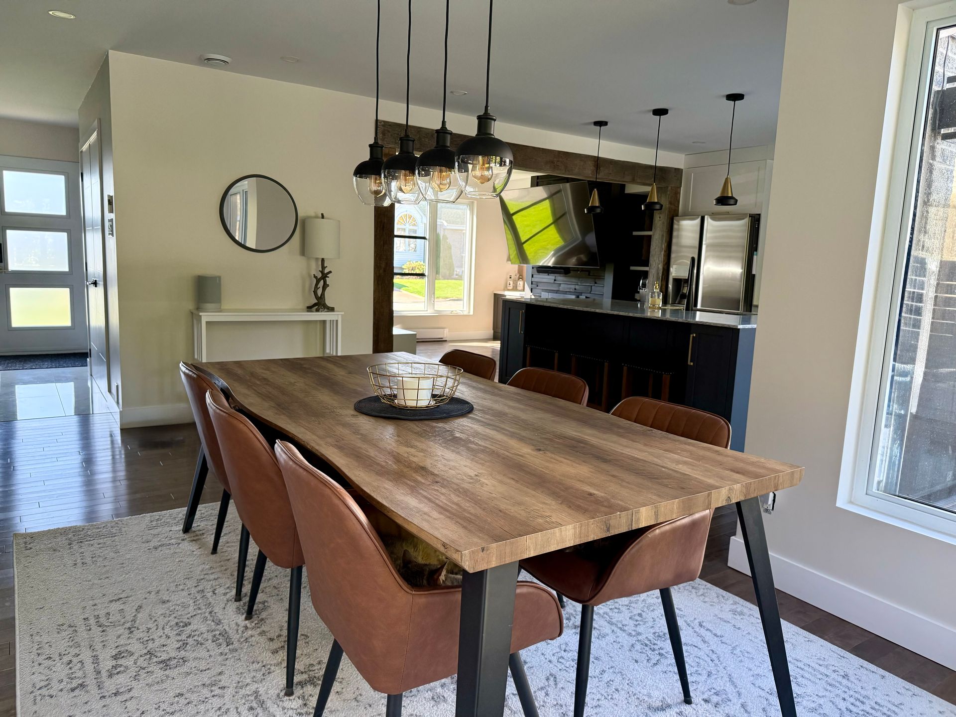 Une salle à manger avec une table et des chaises en bois