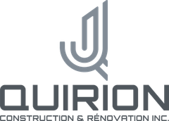 Le logo de quirion construction et rénovation inc. est gris et noir.