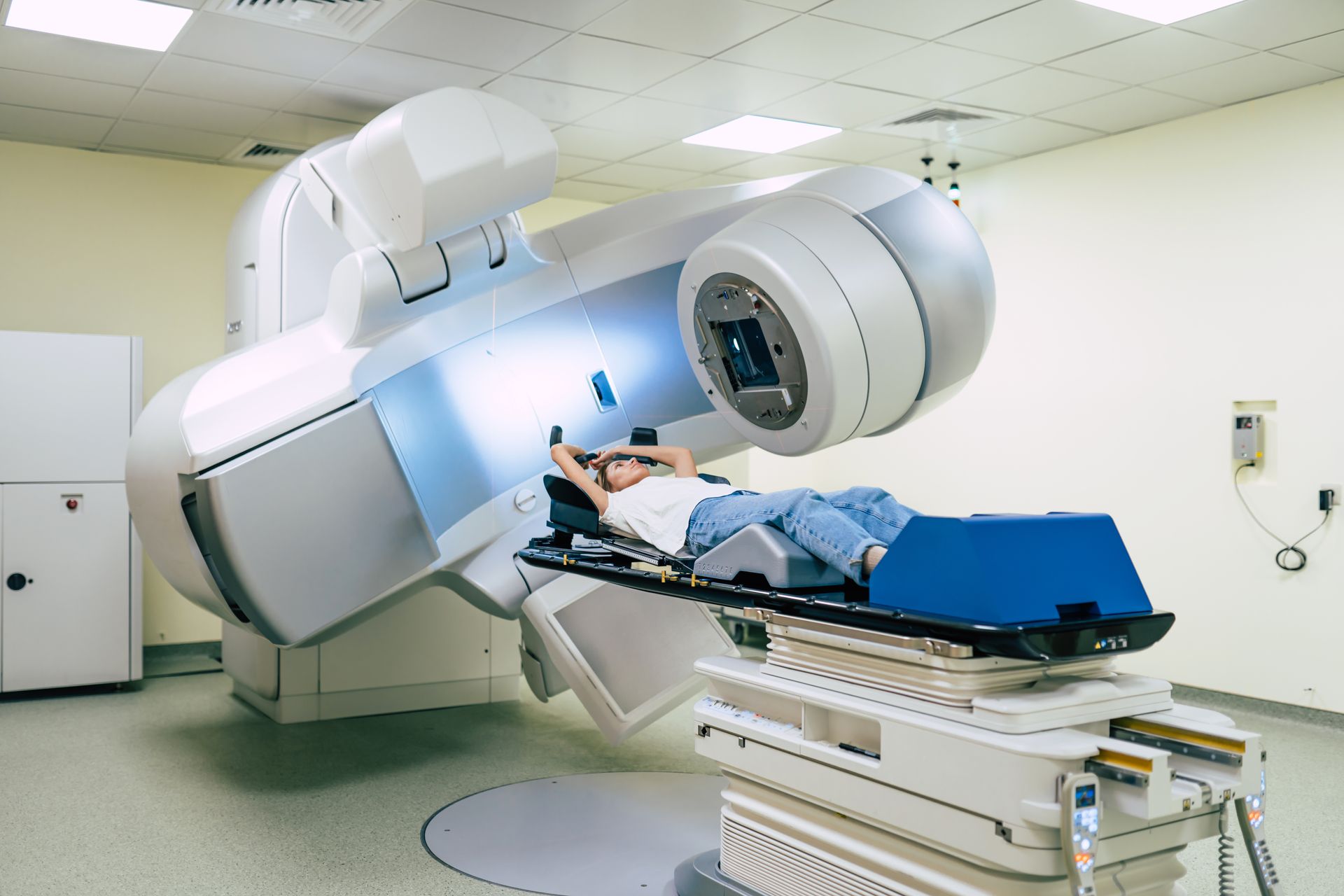 Ein Mann liegt in einem Krankenhaus auf einem Bett und wird geröntgt.