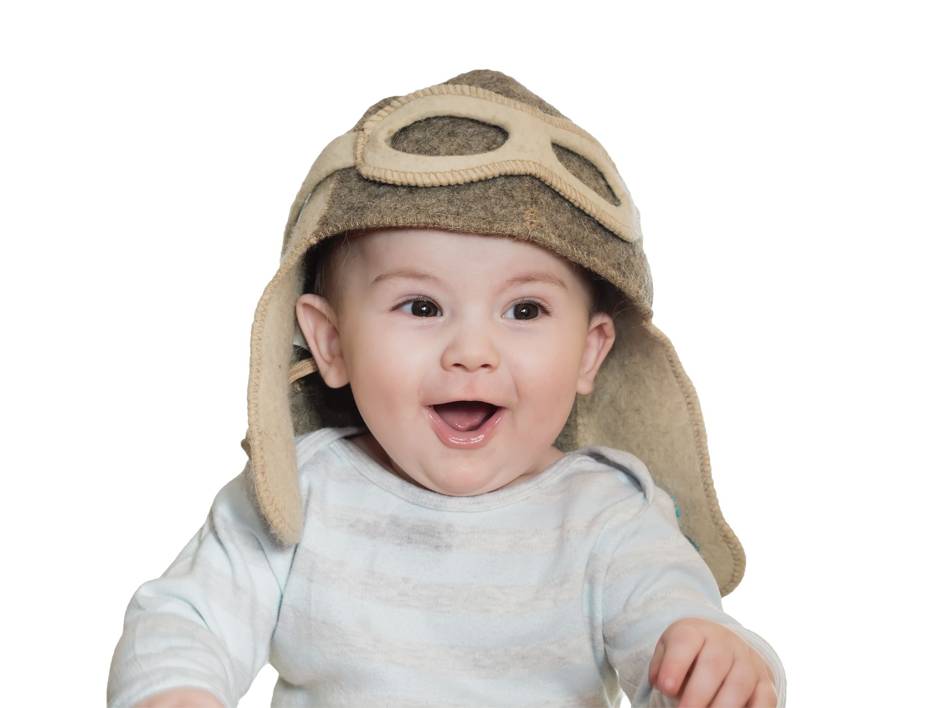 Ein Baby trägt eine Fliegermütze und lächelt