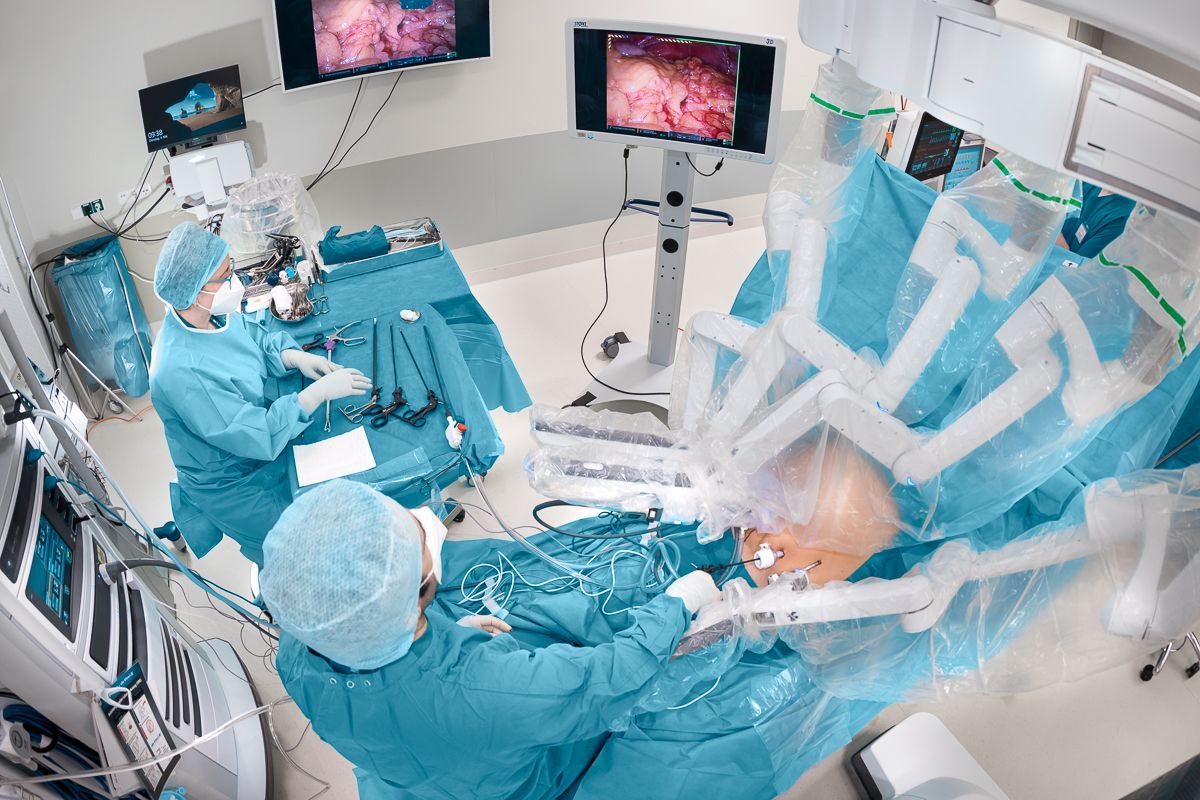 Eine Gruppe von Chirurgen operiert einen Patienten in einem Operationssaal.