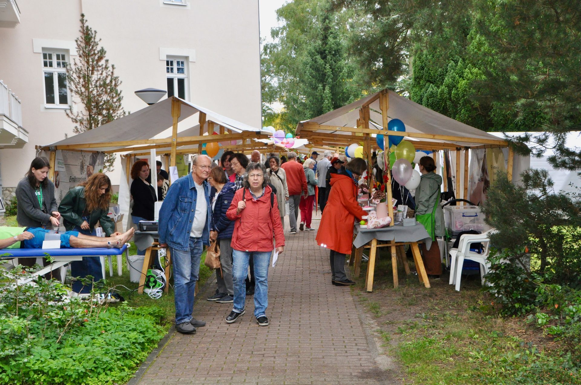 Freiluftmarkt mit Zelten, Verkäufern und vielen Besuchern.