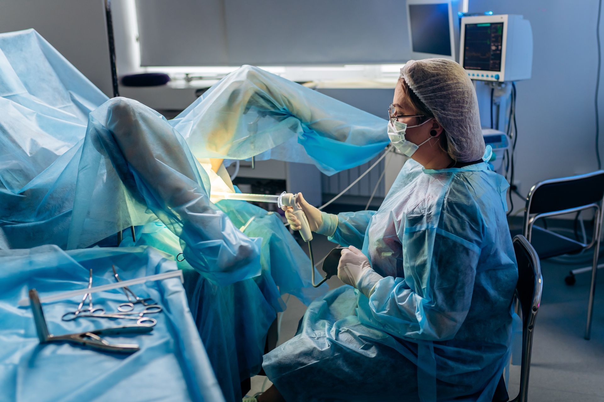 Ein Chirurg operiert einen Patienten in einem Operationssaal.
