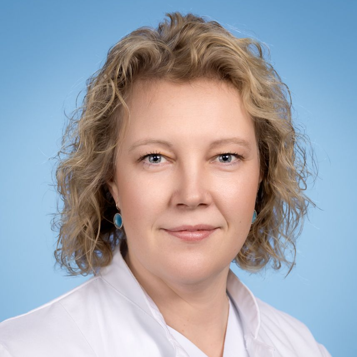 Die Silhouette eines Frauenkopfes mit kurzen Haaren auf weißem Hintergrund.