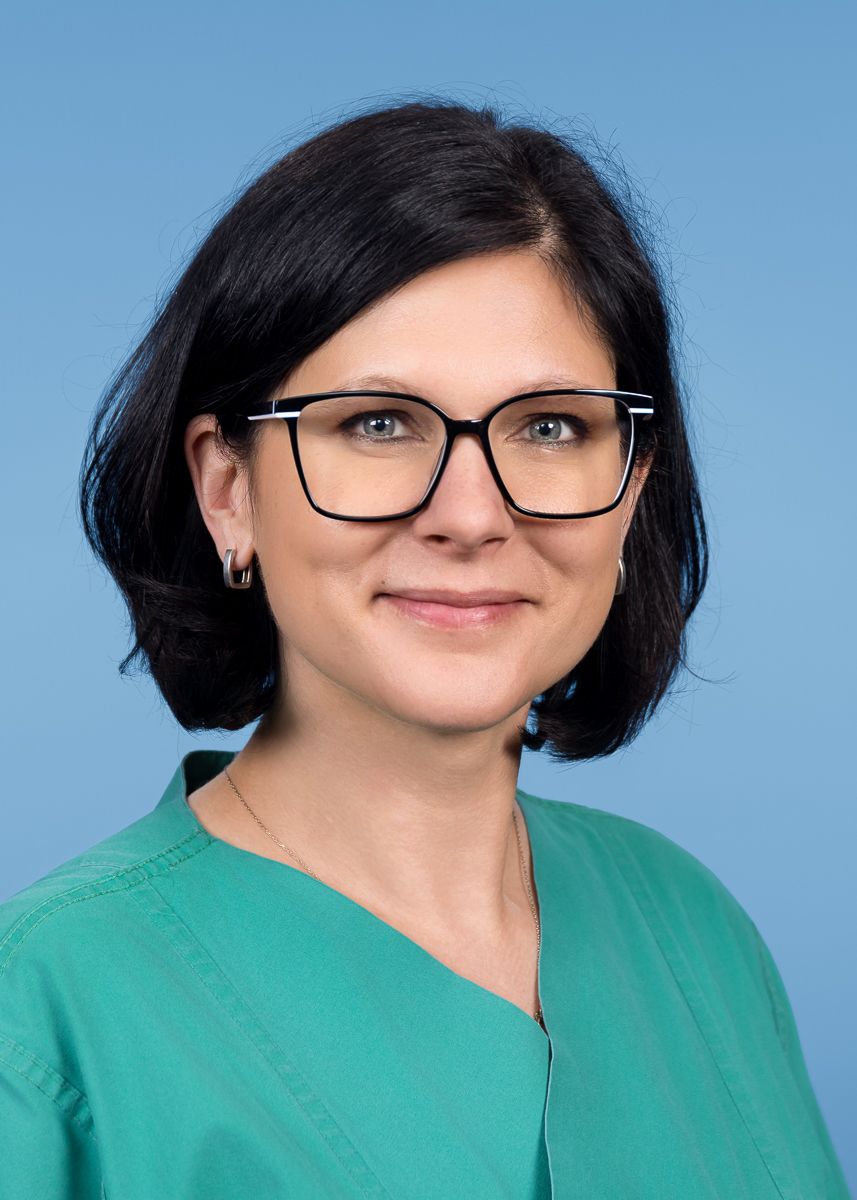 Die Silhouette einer Frau ohne Gesicht auf weißem Hintergrund.