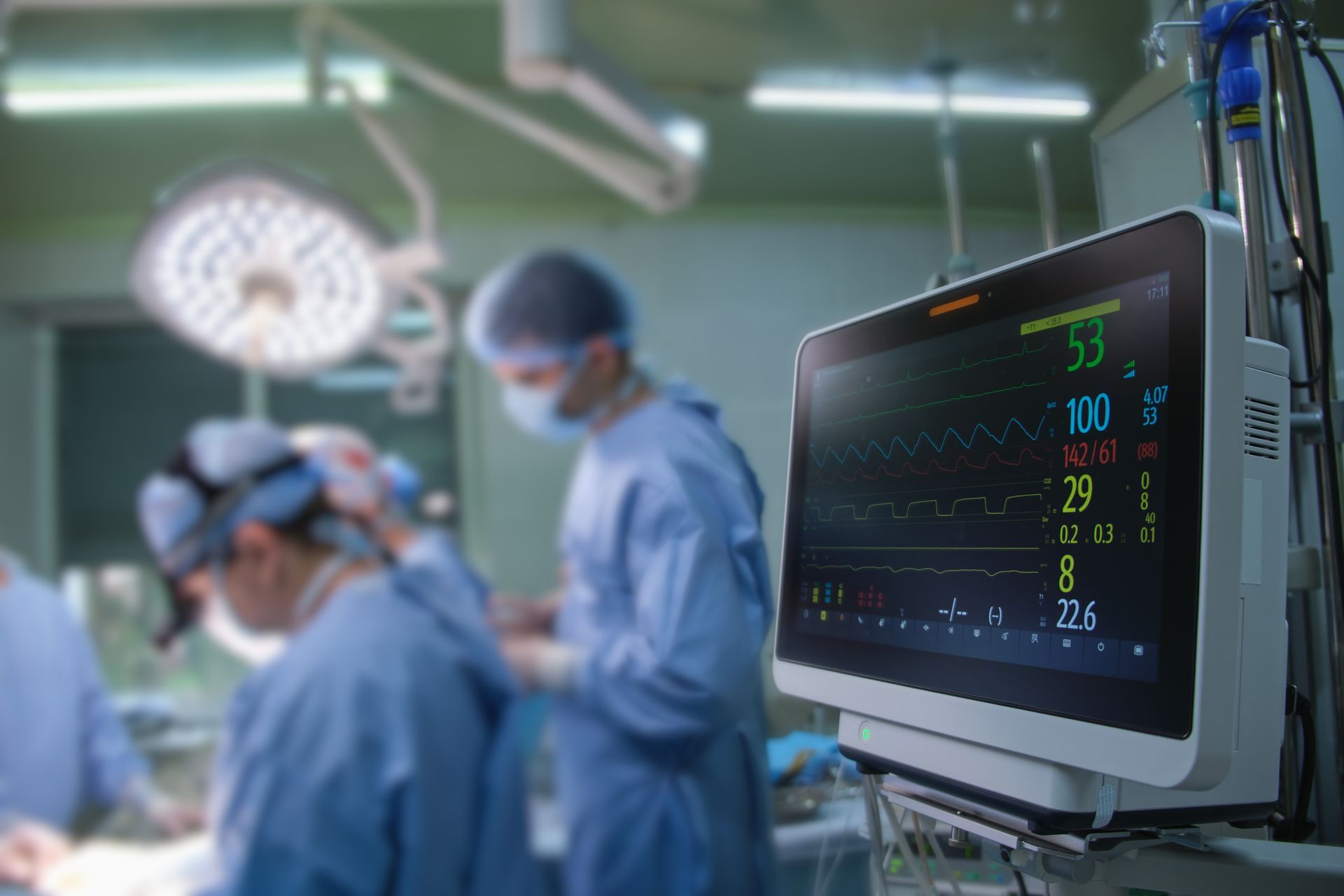 Eine Gruppe von Chirurgen operiert einen Patienten in einem Operationssaal.