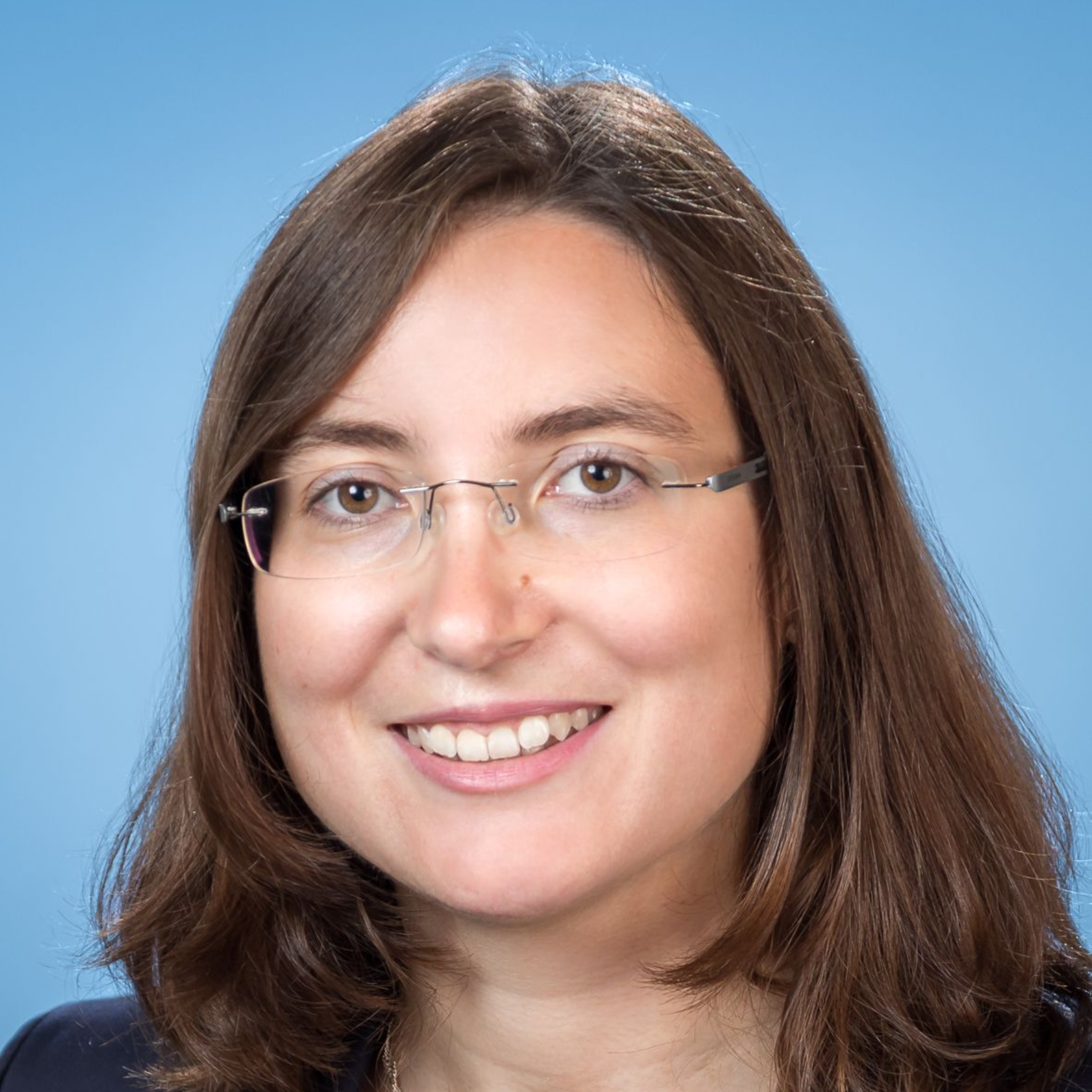 Die Silhouette einer Frau ohne Gesicht auf weißem Hintergrund.