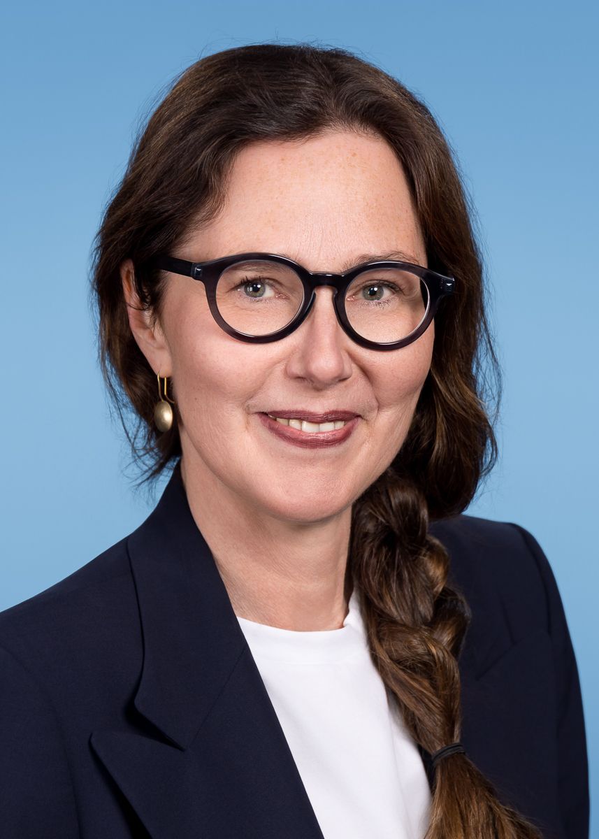 Die Silhouette einer Frau ohne Gesicht auf weißem Hintergrund.