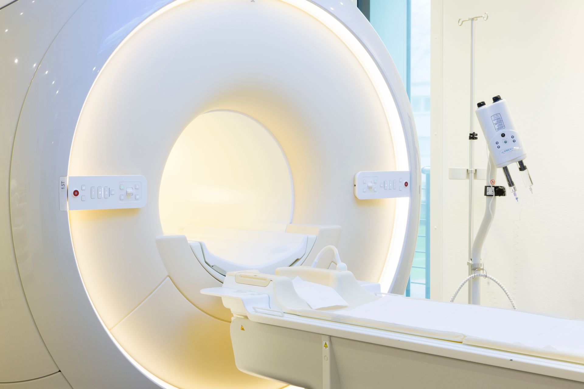 Eine Nahaufnahme eines MRT-Geräts in einem Krankenhauszimmer.