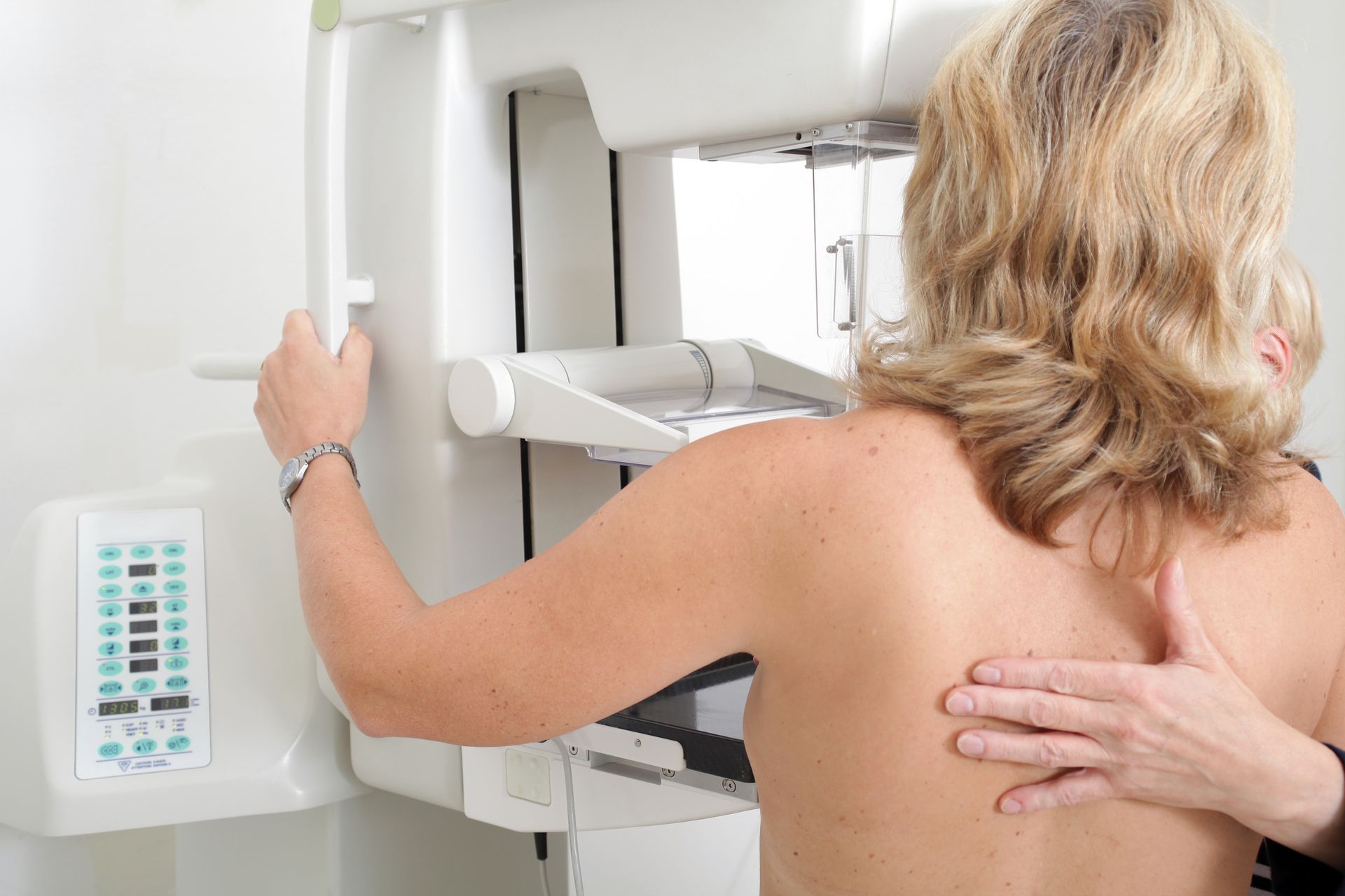 Eine Frau wird in einem Krankenhaus einer Mammographie unterzogen.