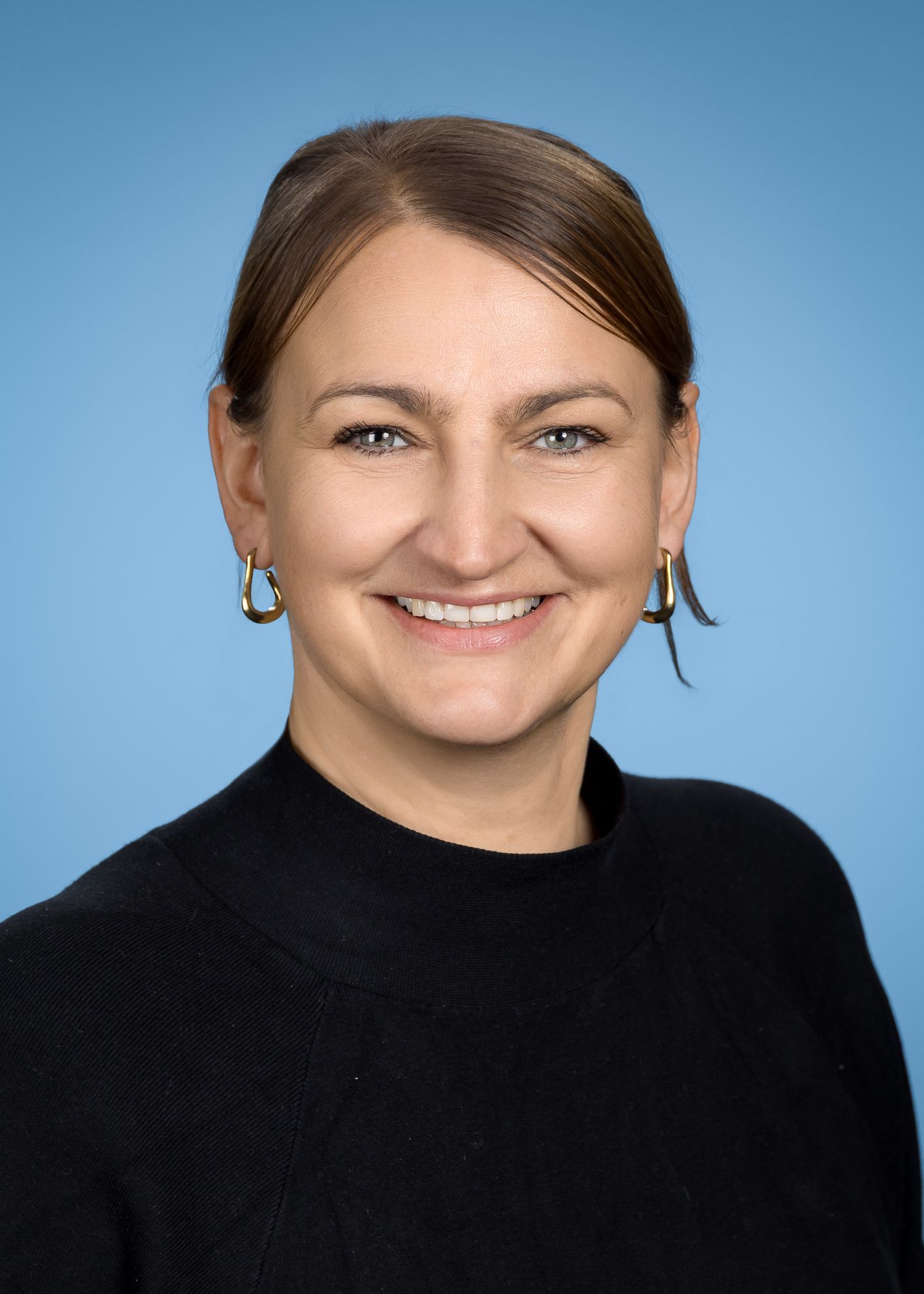 Die Silhouette einer Frau ohne Gesicht auf weißem Hintergrund.