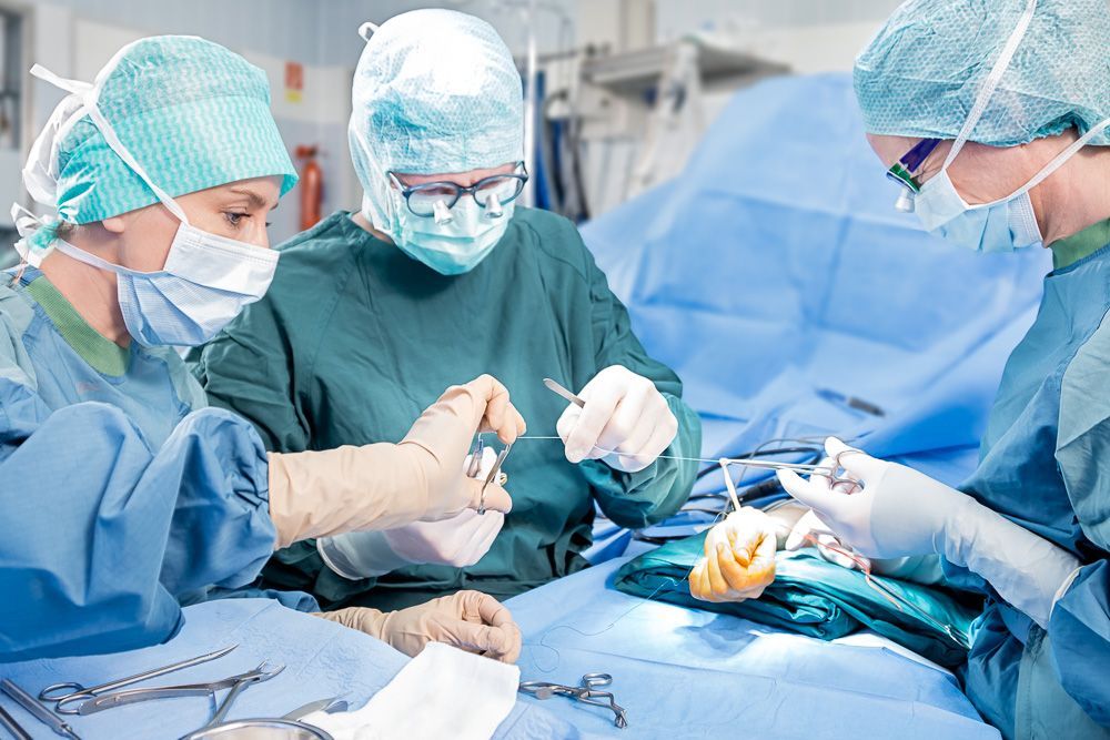 Eine Gruppe von Chirurgen operiert einen Patienten in einem Operationssaal.