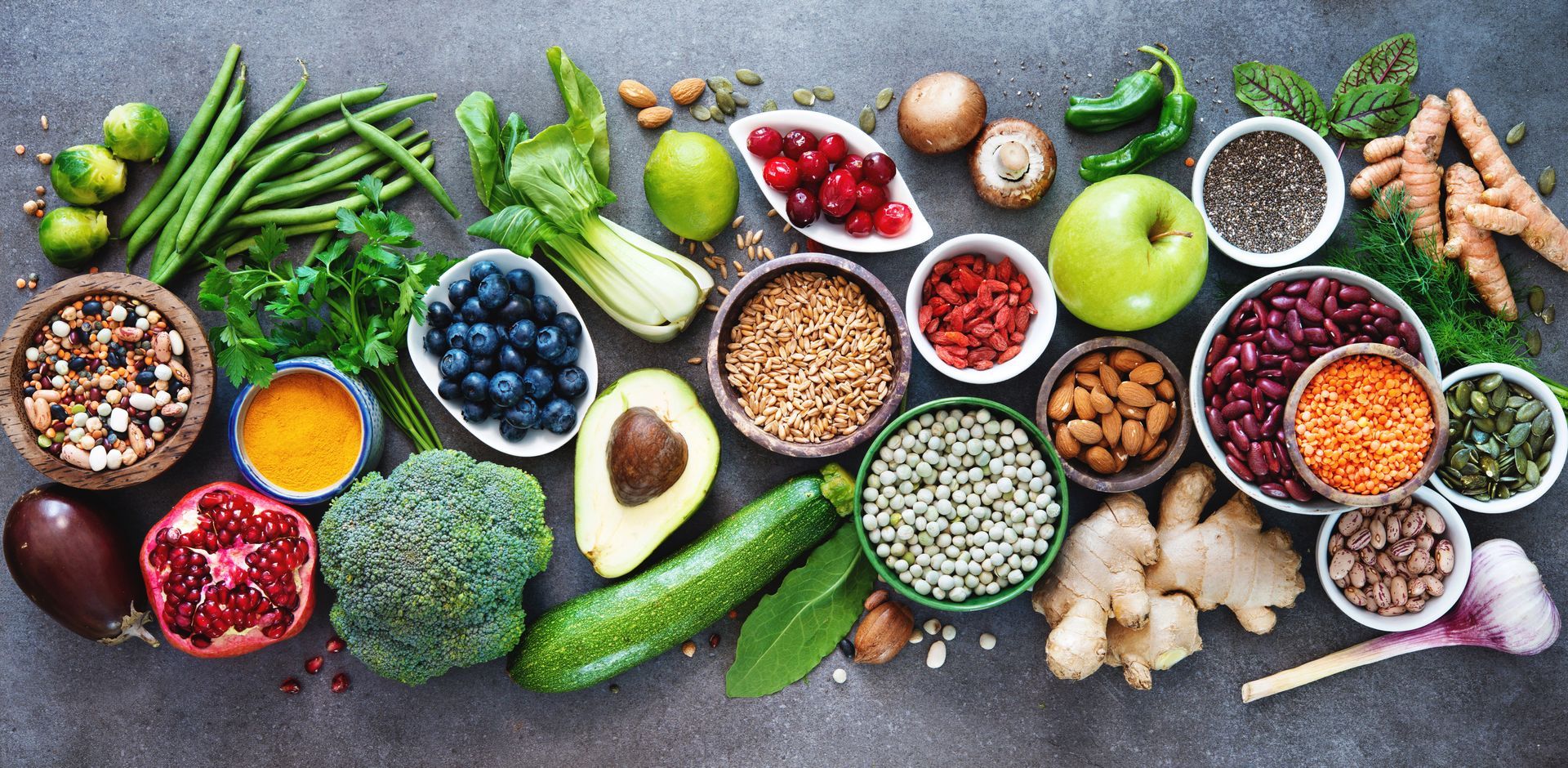 Auf dem Tisch stehen viele verschiedene Obst- und Gemüsesorten.