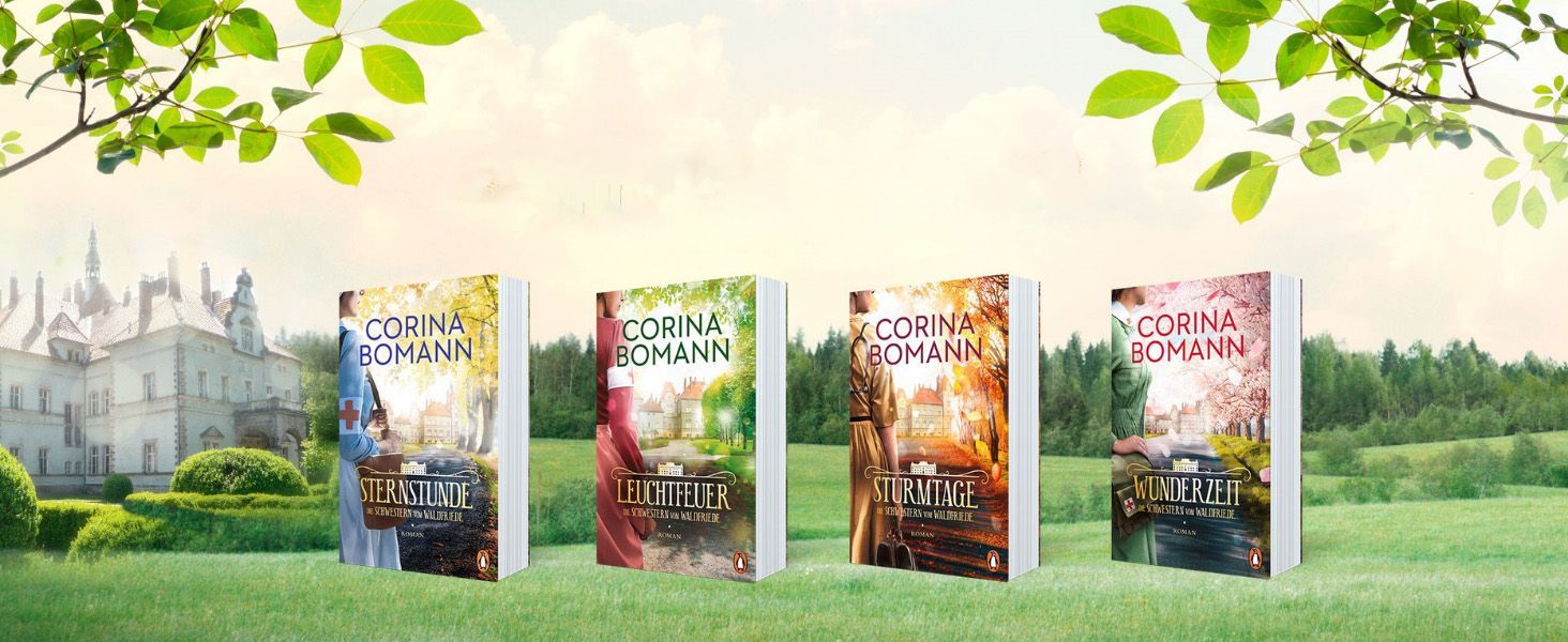 Vier Bücher liegen auf einem üppigen grünen Feld.