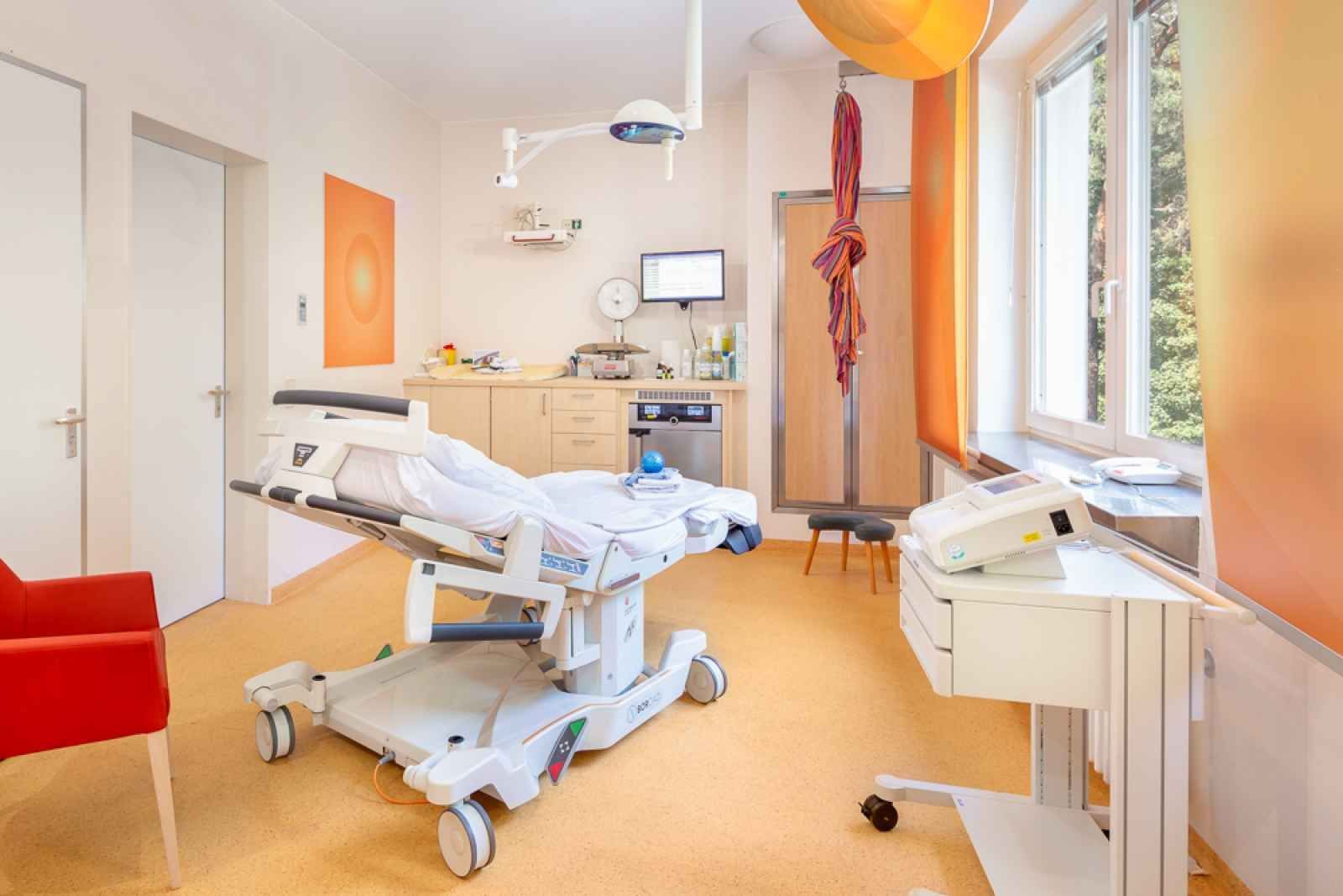 Ein Krankenhauszimmer mit einem Bett und einem Stuhl darin.