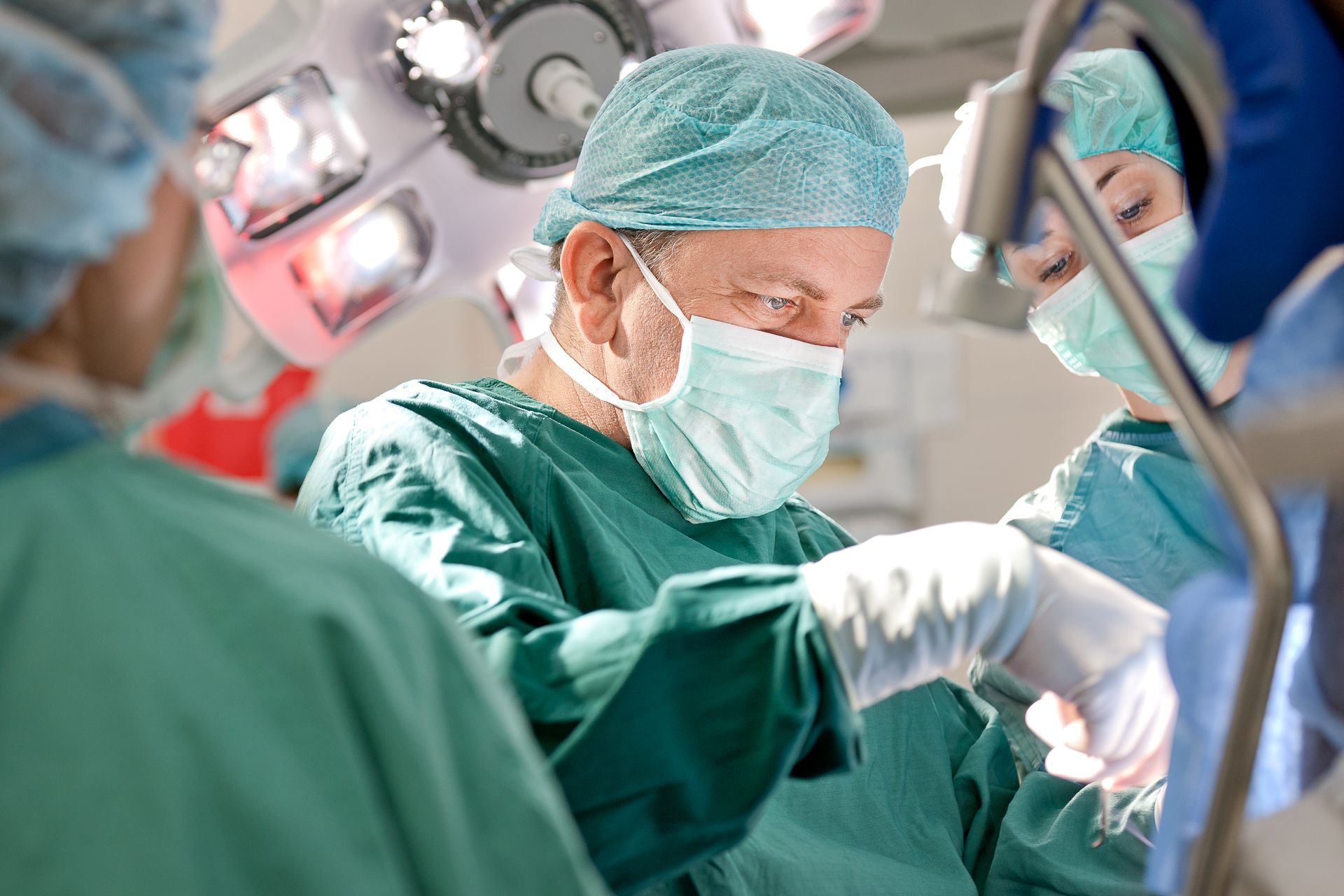 Ein Chirurg operiert einen Patienten in einem Operationssaal