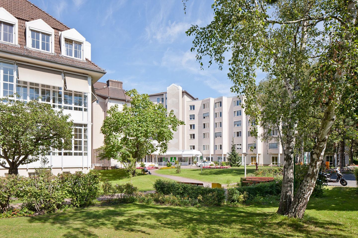 Ein großes Gebäude mit vielen Fenstern und Bäumen davor