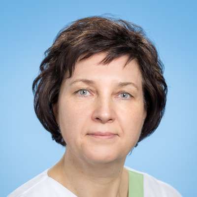 Eine Nahaufnahme des Gesichts einer Frau auf blauem Hintergrund.