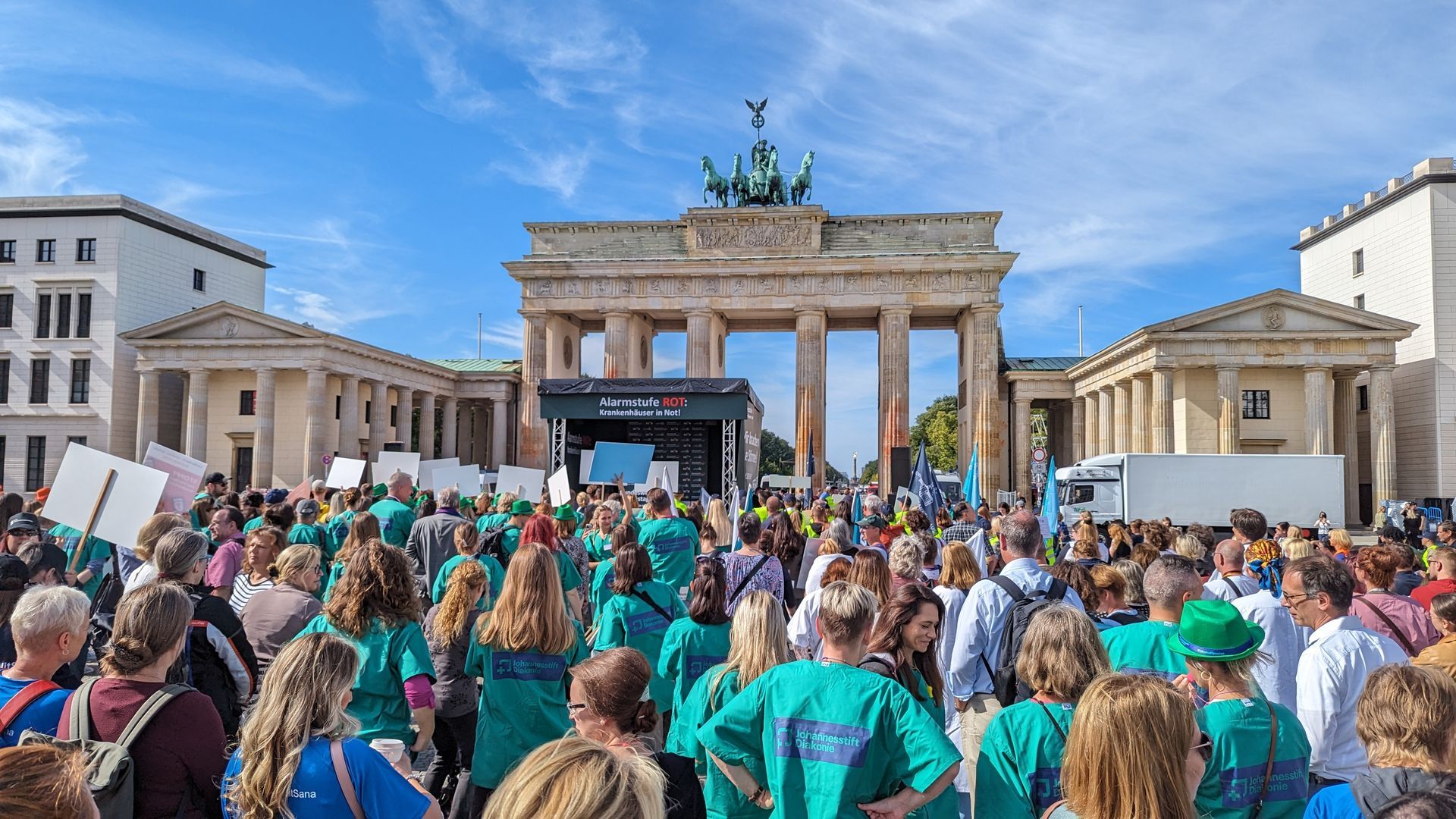 Eine große Gruppe von Menschen steht vor einem großen Gebäude.