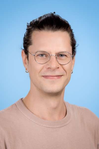 Die Silhouette einer Frau ohne Gesicht auf weißem Hintergrund.