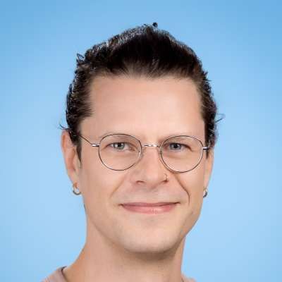 Die Silhouette einer Frau ohne Gesicht auf weißem Hintergrund.