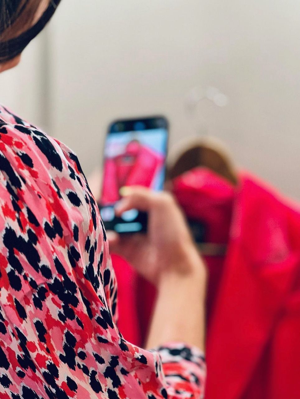 donna instagram content- social media manager taking a photo