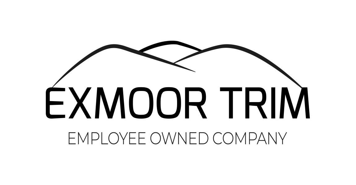 Logo de « Exmoor Trim », avec une silhouette de montagne au-dessus du texte indiquant « Entreprise détenue par ses employés ».