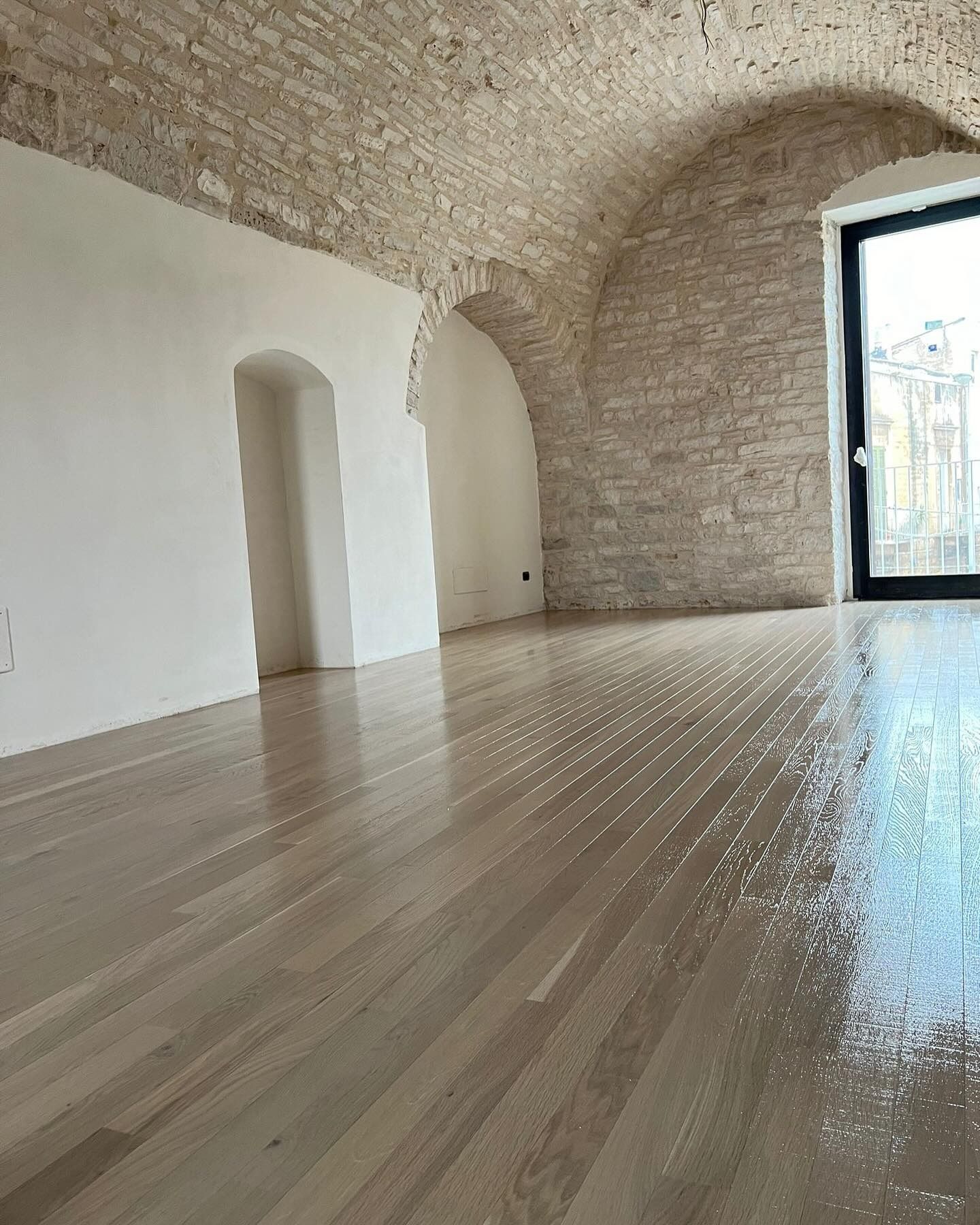 Parquet posato e muri in pietra