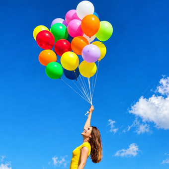 Cuatro niños sonrientes con sombreros de fiesta en una celebración de cumpleaños con globos y una pancarta.
