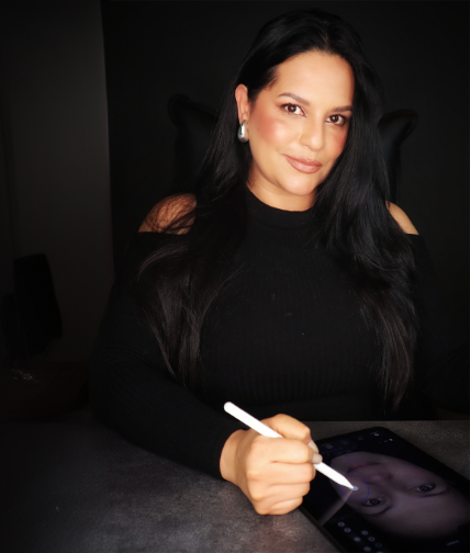Eine Frau sitzt mit einem Stift in der Hand an einem Tisch