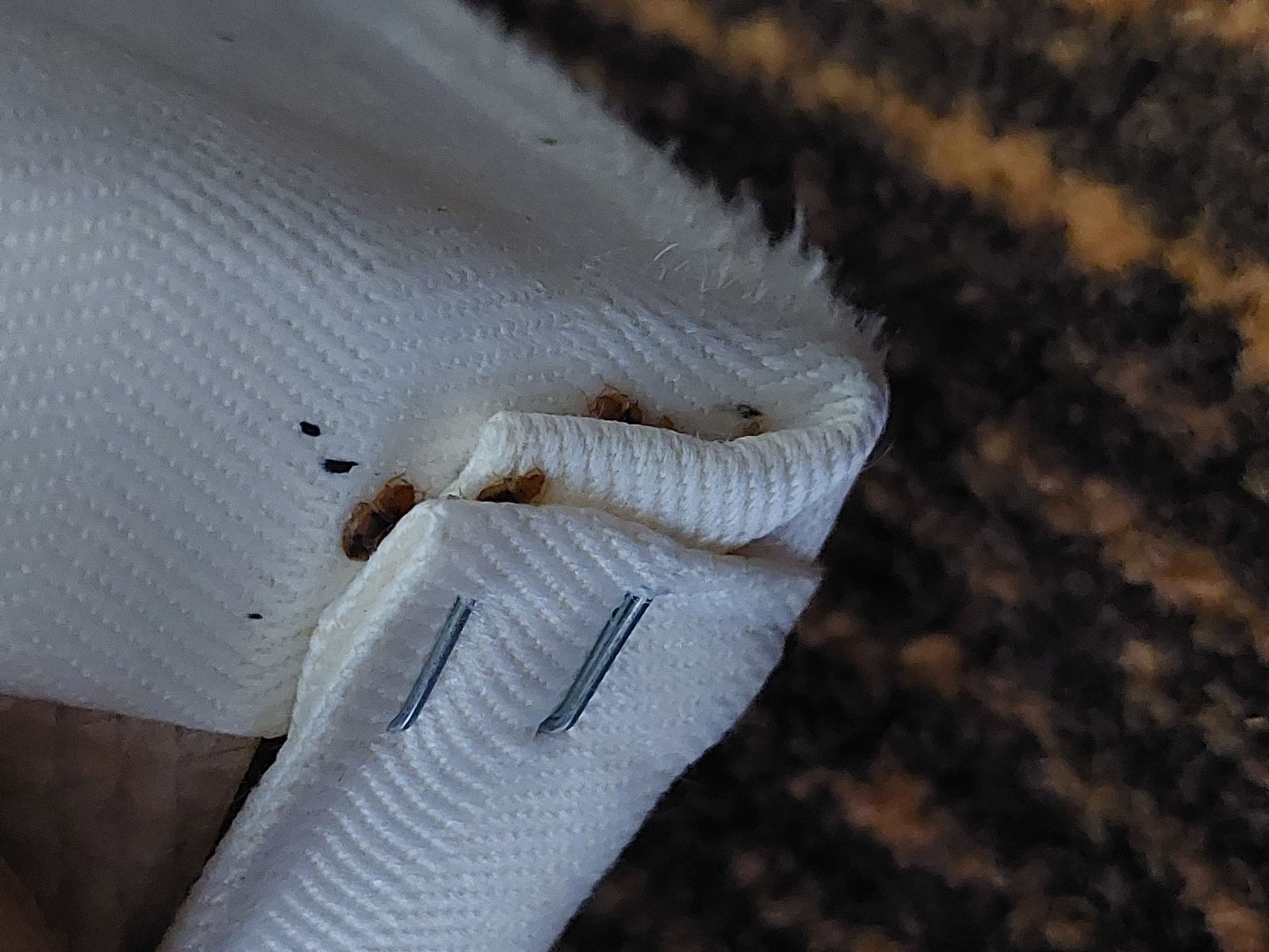Un gros plan d'un morceau de tissu avec des trous