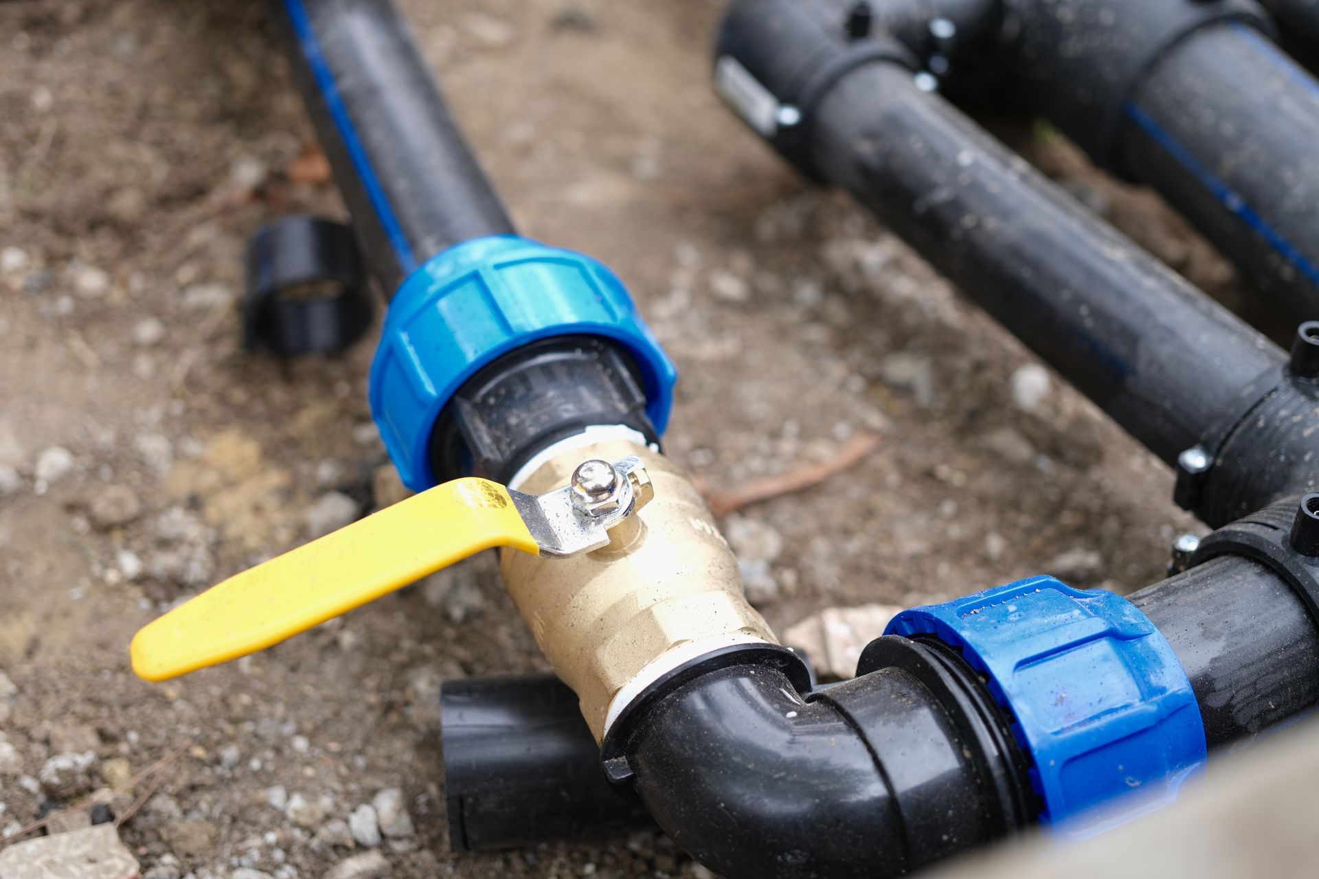 A close up of a hose with a yellow valve attached to it.