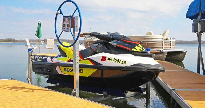 Shoremaster PWC lift with manual Wheel