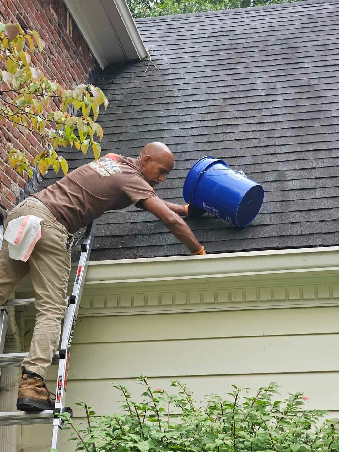 Clean gutters Louisville, KY Claxton Gutter Cleaning