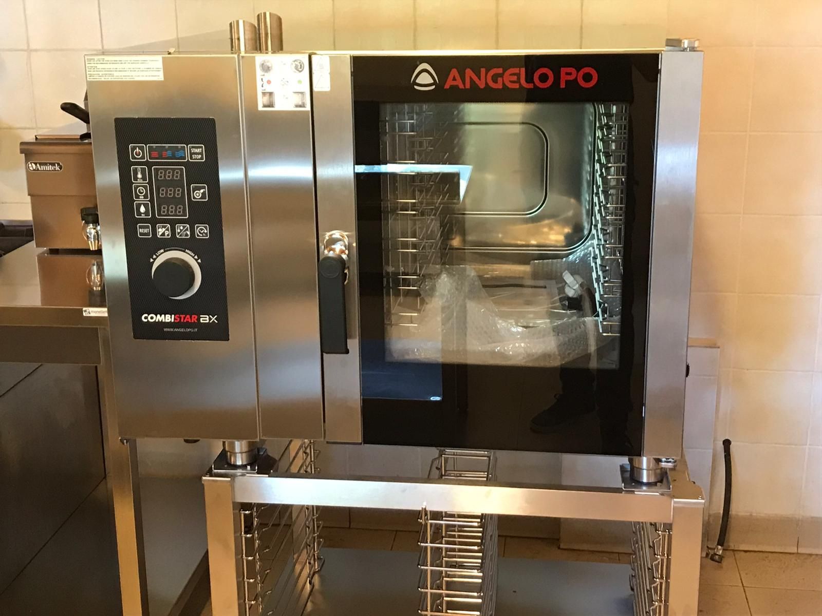 Forno professionale Angelo Po in acciaio inox, installato in una cucina, con porta in vetro e pannello di controllo digitale.