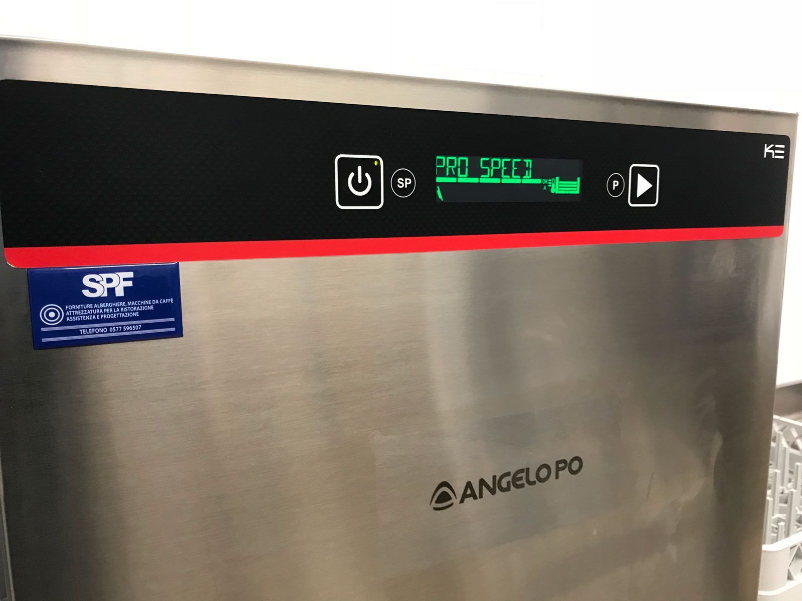 Elettrodomestico Angelo Po in acciaio inox con pannello di controllo digitale e striscia decorativa rossa.