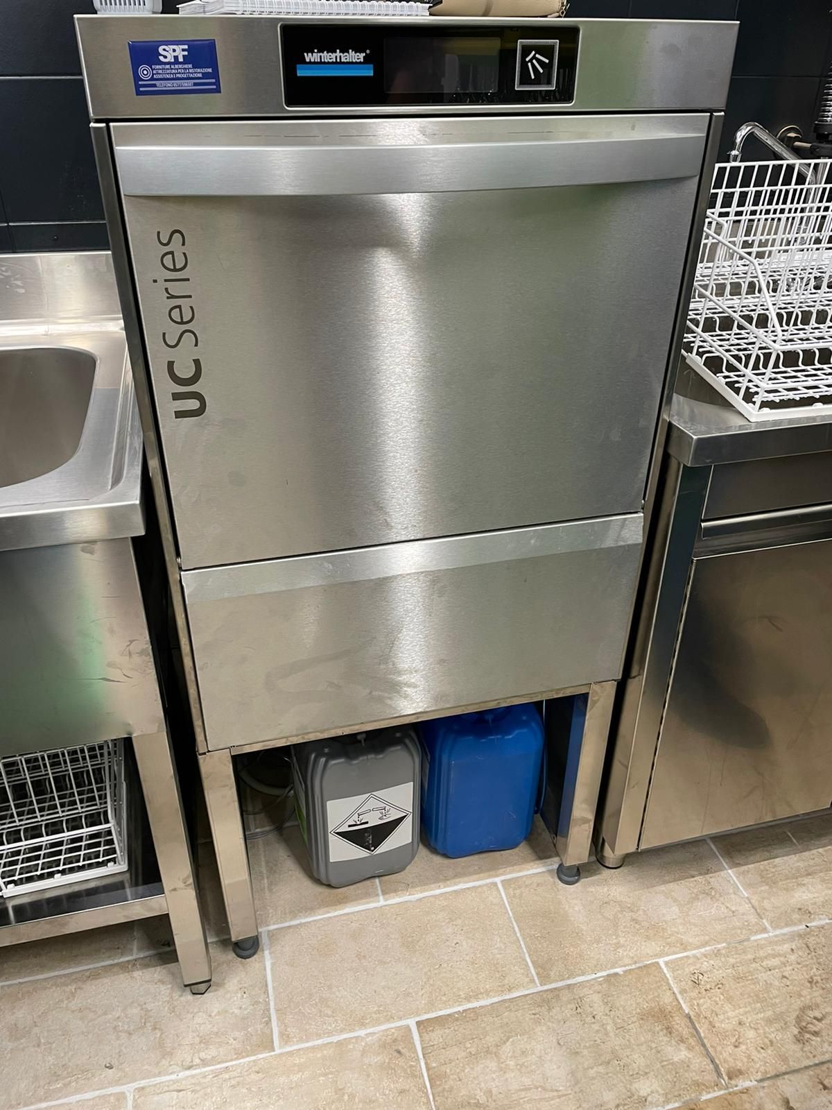 Lavastoviglie professionale in acciaio inox con la dicitura