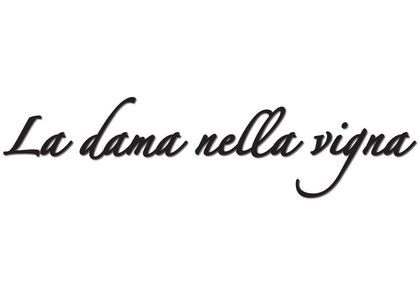 Testo in corsivo nero con la scritta “La dama nella vigna” su sfondo bianco
